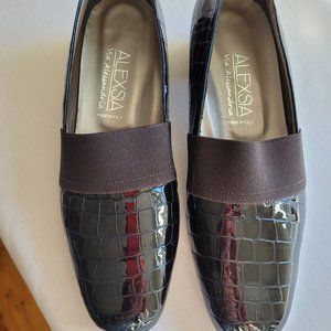 Women brown patent leather with grosgrain accent Italuan shoes, size 9.5